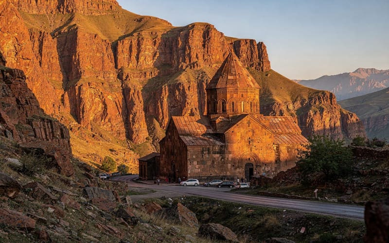 Noravank monastery: the red-cliff jewel